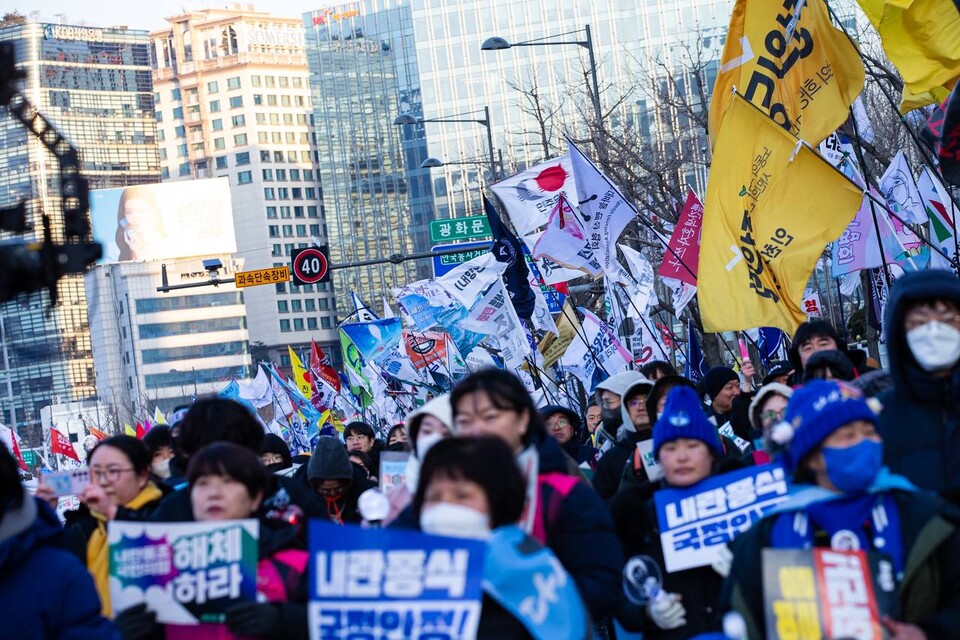 대통령 윤석열에 대한 탄핵선고가 임박한 가운데 22일 제12차 범시민대행진이 오후 5시 서울 광화문광장 일대에서 열렸다. 대회를 마친 민주노총 조합원과 시민들은 세종호텔 고공농성장으로 이동해 고진수 지부장에게 응원을 보냈다. 사진=송승현
