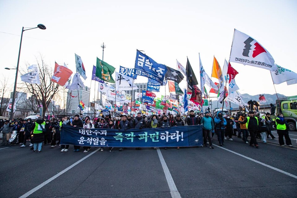 대통령 윤석열에 대한 탄핵선고가 임박한 가운데 22일 제12차 범시민대행진이 오후 5시 서울 광화문광장 일대에서 열렸다. 대회를 마친 민주노총 조합원과 시민들은 세종호텔 고공농성장으로 이동해 고진수 지부장에게 응원을 보냈다. 사진=송승현