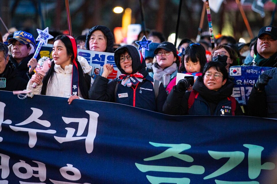 대통령 윤석열에 대한 탄핵선고가 임박한 가운데 22일 제12차 범시민대행진이 오후 5시 서울 광화문광장 일대에서 열렸다. 대회를 마친 민주노총 조합원과 시민들은 세종호텔 고공농성장으로 이동해 고진수 지부장에게 응원을 보냈다. 사진=송승현