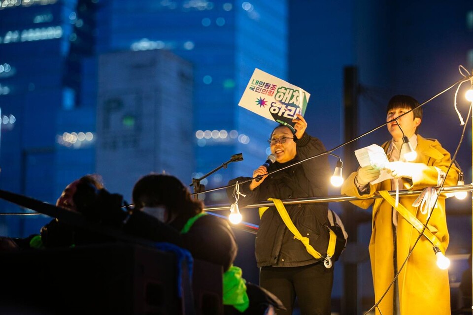 대통령 윤석열에 대한 탄핵선고가 임박한 가운데 22일 제12차 범시민대행진이 오후 5시 서울 광화문광장 일대에서 열렸다. 대회를 마친 민주노총 조합원과 시민들은 세종호텔 고공농성장으로 이동해 고진수 지부장에게 응원을 보냈다. 사진=송승현