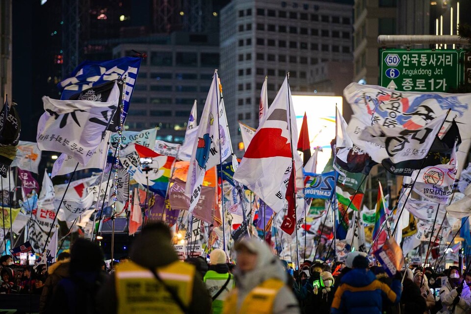 대통령 윤석열에 대한 탄핵선고가 임박한 가운데 22일 제12차 범시민대행진이 오후 5시 서울 광화문광장 일대에서 열렸다. 대회를 마친 민주노총 조합원과 시민들은 세종호텔 고공농성장으로 이동해 고진수 지부장에게 응원을 보냈다. 사진=송승현