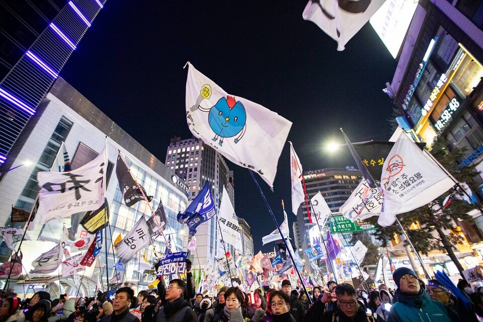 대통령 윤석열에 대한 탄핵선고가 임박한 가운데 22일 제12차 범시민대행진이 오후 5시 서울 광화문광장 일대에서 열렸다. 대회를 마친 민주노총 조합원과 시민들은 세종호텔 고공농성장으로 이동해 고진수 지부장에게 응원을 보냈다. 사진=송승현