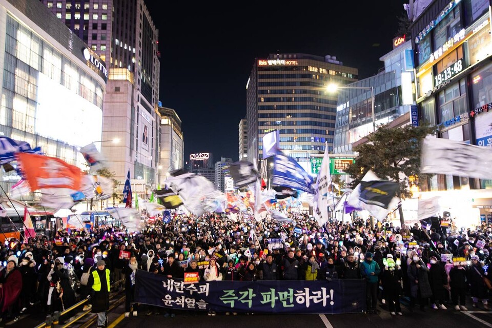 대통령 윤석열에 대한 탄핵선고가 임박한 가운데 22일 제12차 범시민대행진이 오후 5시 서울 광화문광장 일대에서 열렸다. 대회를 마친 민주노총 조합원과 시민들은 세종호텔 고공농성장으로 이동해 고진수 지부장에게 응원을 보냈다. 사진=송승현