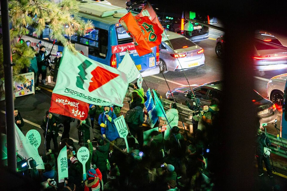 대통령 윤석열에 대한 탄핵선고가 임박한 가운데 22일 제12차 범시민대행진이 오후 5시 서울 광화문광장 일대에서 열렸다. 대회를 마친 민주노총 조합원과 시민들은 세종호텔 고공농성장으로 이동해 고진수 지부장에게 응원을 보냈다. 사진=송승현