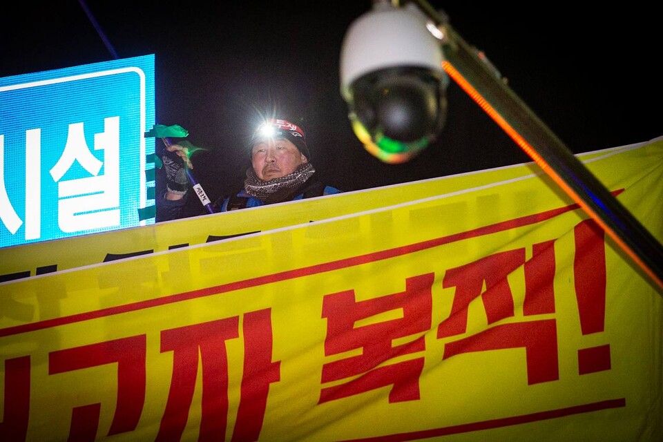 대통령 윤석열에 대한 탄핵선고가 임박한 가운데 22일 제12차 범시민대행진이 오후 5시 서울 광화문광장 일대에서 열렸다. 대회를 마친 민주노총 조합원과 시민들은 세종호텔 고공농성장으로 이동해 고진수 지부장에게 응원을 보냈다. 사진=송승현