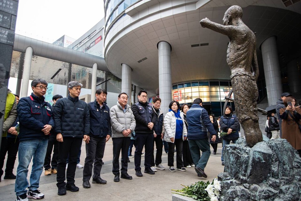 민주노총이 3.1운동 106주년을 맞은 1일 오후 2시 한국노총과 함께 서울 용산 강제징용노동자상 앞에서 기자회견을 열고 “내란・외환세력을 심판하고 사대매국세력이 발 붙일 수 없게 하자”라고 밝혔다. 기자회견을 마친 뒤 강제징용노동자상에 참배하는 참가자들. 사진=송승현
