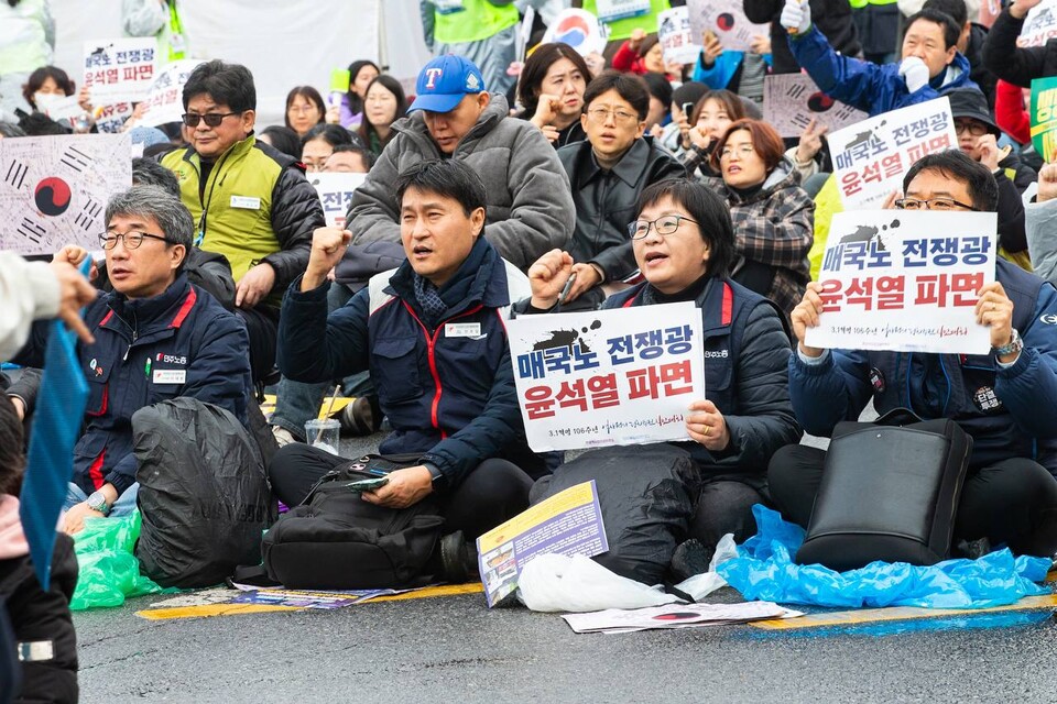 헌법재판소가 윤석열 마지막 탄핵변론을 마친 뒤 주말인 1일 오후 5시 제13차 범시민대행진이 서울 종로구 경복궁역 인근에서 진행됐다. 민주노총은 대회를 마친 뒤 명동 세종호텔 고공농성장까지 행진해 고진수 서비스연맹 세종호텔지부장 투쟁에 지지와 응원을 보내는 민주노총 서울본부 투쟁문화제에 결합했다. 사진=송승현