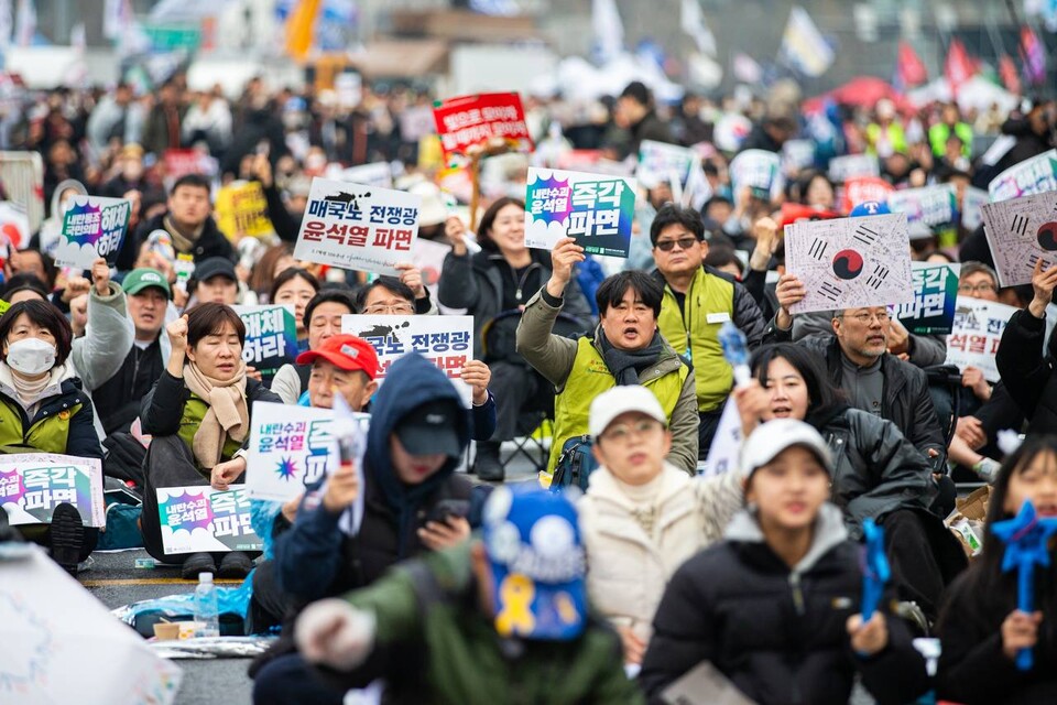 헌법재판소가 윤석열 마지막 탄핵변론을 마친 뒤 주말인 1일 오후 5시 제13차 범시민대행진이 서울 종로구 경복궁역 인근에서 진행됐다. 민주노총은 대회를 마친 뒤 명동 세종호텔 고공농성장까지 행진해 고진수 서비스연맹 세종호텔지부장 투쟁에 지지와 응원을 보내는 민주노총 서울본부 투쟁문화제에 결합했다. 사진=송승현
