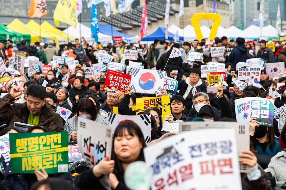 헌법재판소가 윤석열 마지막 탄핵변론을 마친 뒤 주말인 1일 오후 5시 제13차 범시민대행진이 서울 종로구 경복궁역 인근에서 진행됐다. 민주노총은 대회를 마친 뒤 명동 세종호텔 고공농성장까지 행진해 고진수 서비스연맹 세종호텔지부장 투쟁에 지지와 응원을 보내는 민주노총 서울본부 투쟁문화제에 결합했다. 사진=송승현