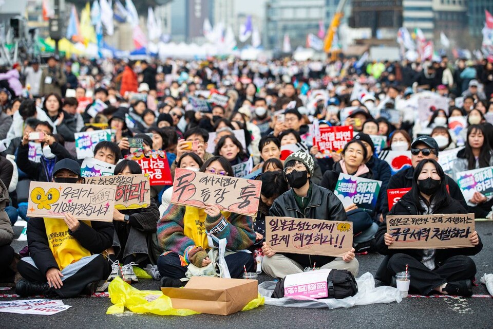 헌법재판소가 윤석열 마지막 탄핵변론을 마친 뒤 주말인 1일 오후 5시 제13차 범시민대행진이 서울 종로구 경복궁역 인근에서 진행됐다. 민주노총은 대회를 마친 뒤 명동 세종호텔 고공농성장까지 행진해 고진수 서비스연맹 세종호텔지부장 투쟁에 지지와 응원을 보내는 민주노총 서울본부 투쟁문화제에 결합했다. 사진=송승현