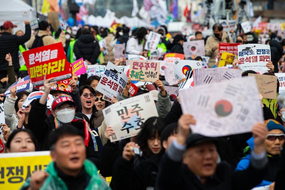 헌법재판소가 윤석열 마지막 탄핵변론을 마친 뒤 주말인 1일 오후 5시 제13차 범시민대행진이 서울 종로구 경복궁역 인근에서 진행됐다. 민주노총은 대회를 마친 뒤 명동 세종호텔 고공농성장까지 행진해 고진수 서비스연맹 세종호텔지부장 투쟁에 지지와 응원을 보내는 민주노총 서울본부 투쟁문화제에 결합했다. 사진=송승현