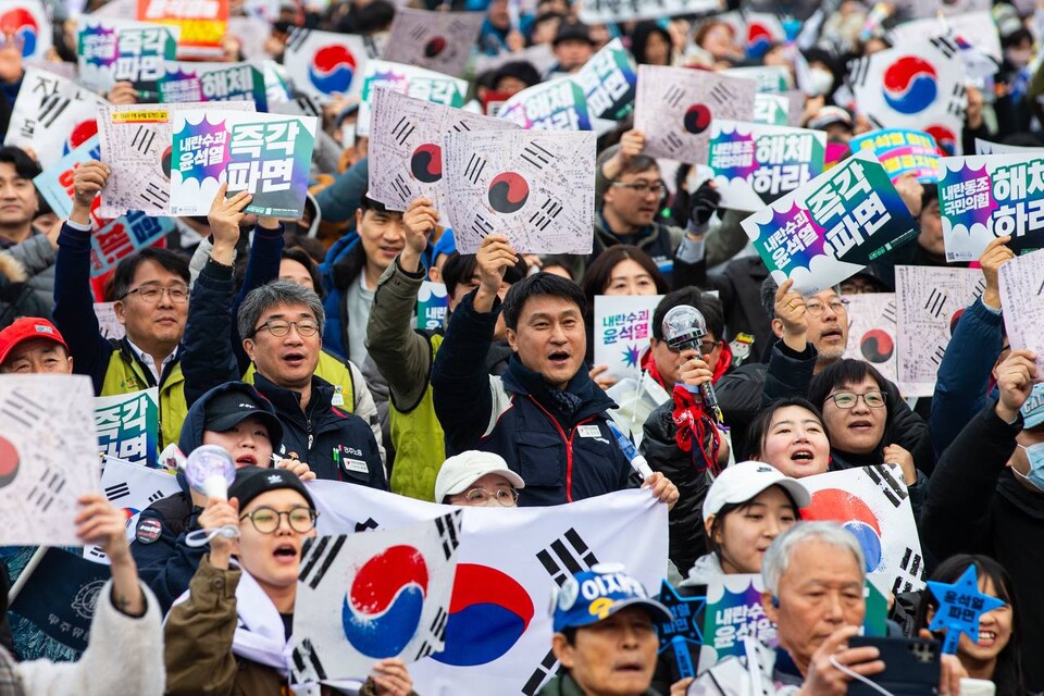 헌법재판소가 윤석열 마지막 탄핵변론을 마친 뒤 주말인 1일 오후 5시 제13차 범시민대행진이 서울 종로구 경복궁역 인근에서 진행됐다. 민주노총은 대회를 마친 뒤 명동 세종호텔 고공농성장까지 행진해 고진수 서비스연맹 세종호텔지부장 투쟁에 지지와 응원을 보내는 민주노총 서울본부 투쟁문화제에 결합했다. 사진=송승현