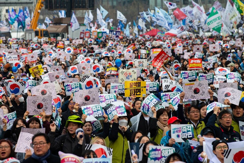 헌법재판소가 윤석열 마지막 탄핵변론을 마친 뒤 주말인 1일 오후 5시 제13차 범시민대행진이 서울 종로구 경복궁역 인근에서 진행됐다. 민주노총은 대회를 마친 뒤 명동 세종호텔 고공농성장까지 행진해 고진수 서비스연맹 세종호텔지부장 투쟁에 지지와 응원을 보내는 민주노총 서울본부 투쟁문화제에 결합했다. 사진=송승현