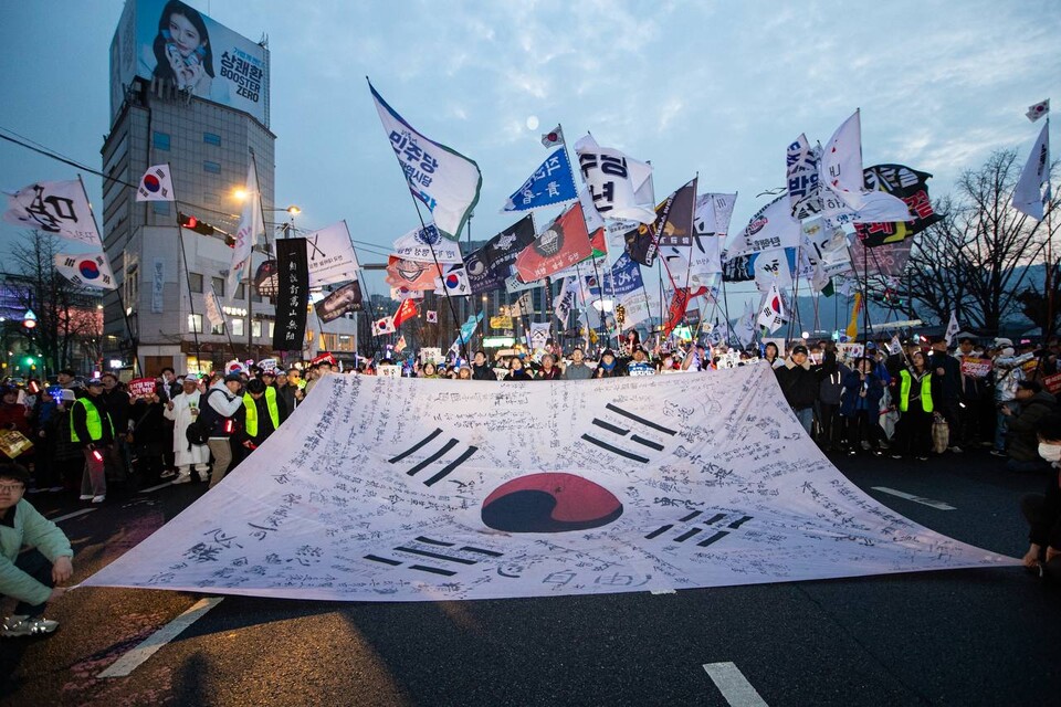 헌법재판소가 윤석열 마지막 탄핵변론을 마친 뒤 주말인 1일 오후 5시 제13차 범시민대행진이 서울 종로구 경복궁역 인근에서 진행됐다. 민주노총은 대회를 마친 뒤 명동 세종호텔 고공농성장까지 행진해 고진수 서비스연맹 세종호텔지부장 투쟁에 지지와 응원을 보내는 민주노총 서울본부 투쟁문화제에 결합했다. 사진=송승현