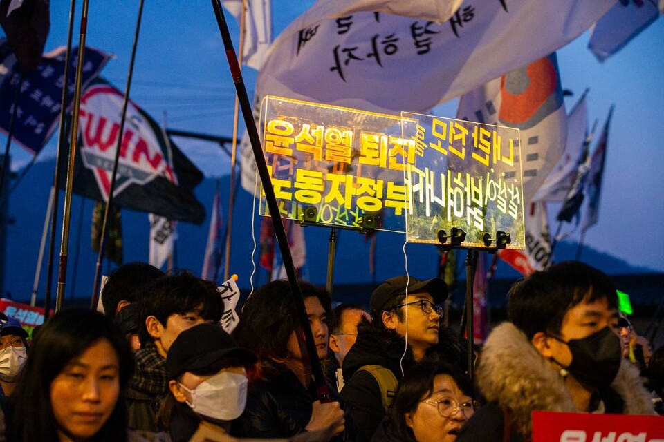 헌법재판소가 윤석열 마지막 탄핵변론을 마친 뒤 주말인 1일 오후 5시 제13차 범시민대행진이 서울 종로구 경복궁역 인근에서 진행됐다. 민주노총은 대회를 마친 뒤 명동 세종호텔 고공농성장까지 행진해 고진수 서비스연맹 세종호텔지부장 투쟁에 지지와 응원을 보내는 민주노총 서울본부 투쟁문화제에 결합했다. 사진=송승현