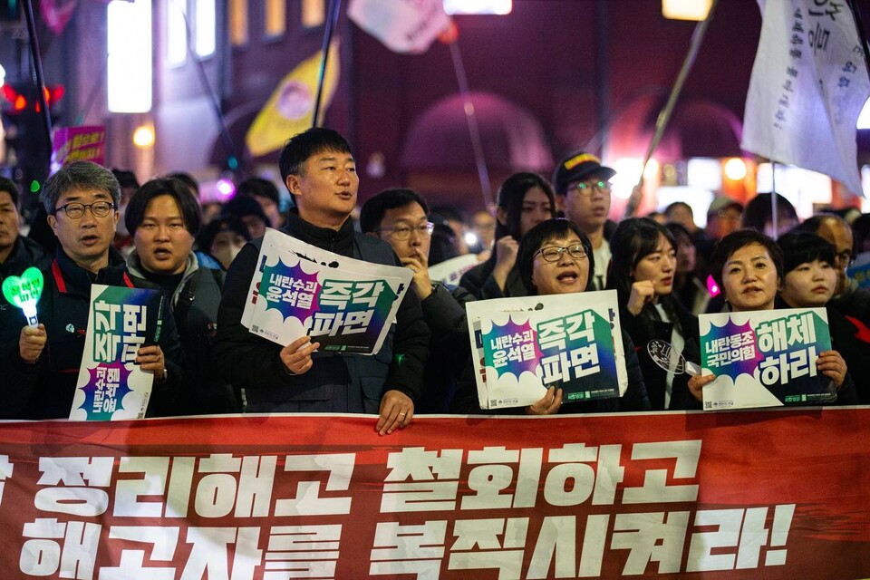 헌법재판소가 윤석열 마지막 탄핵변론을 마친 뒤 주말인 1일 오후 5시 제13차 범시민대행진이 서울 종로구 경복궁역 인근에서 진행됐다. 민주노총은 대회를 마친 뒤 명동 세종호텔 고공농성장까지 행진해 고진수 서비스연맹 세종호텔지부장 투쟁에 지지와 응원을 보내는 민주노총 서울본부 투쟁문화제에 결합했다. 사진=송승현