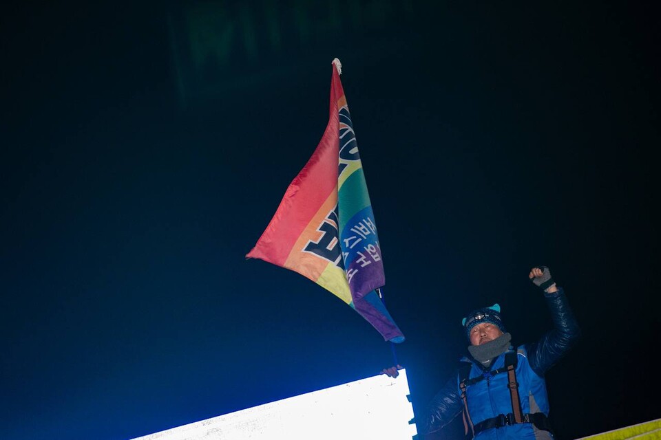 헌법재판소가 윤석열 마지막 탄핵변론을 마친 뒤 주말인 1일 오후 5시 제13차 범시민대행진이 서울 종로구 경복궁역 인근에서 진행됐다. 민주노총은 대회를 마친 뒤 명동 세종호텔 고공농성장까지 행진해 고진수 서비스연맹 세종호텔지부장 투쟁에 지지와 응원을 보내는 민주노총 서울본부 투쟁문화제에 결합했다. 사진=송승현