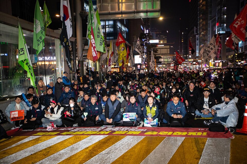 헌법재판소가 윤석열 마지막 탄핵변론을 마친 뒤 주말인 1일 오후 5시 제13차 범시민대행진이 서울 종로구 경복궁역 인근에서 진행됐다. 민주노총은 대회를 마친 뒤 명동 세종호텔 고공농성장까지 행진해 고진수 서비스연맹 세종호텔지부장 투쟁에 지지와 응원을 보내는 민주노총 서울본부 투쟁문화제에 결합했다. 사진=송승현