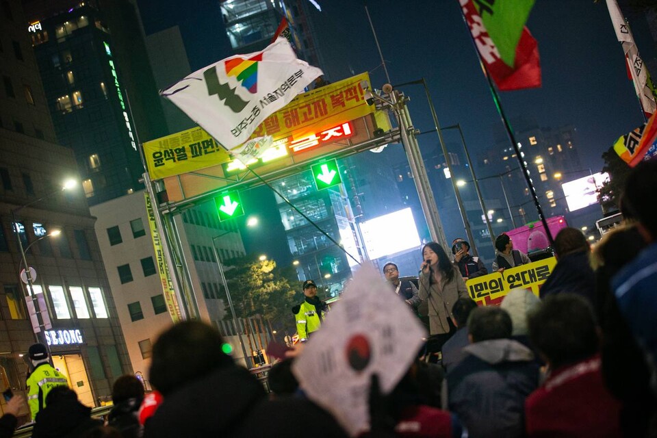 헌법재판소가 윤석열 마지막 탄핵변론을 마친 뒤 주말인 1일 오후 5시 제13차 범시민대행진이 서울 종로구 경복궁역 인근에서 진행됐다. 민주노총은 대회를 마친 뒤 명동 세종호텔 고공농성장까지 행진해 고진수 서비스연맹 세종호텔지부장 투쟁에 지지와 응원을 보내는 민주노총 서울본부 투쟁문화제에 결합했다. 사진=송승현