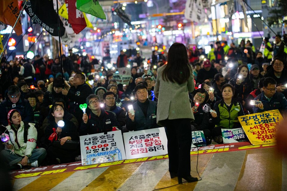 헌법재판소가 윤석열 마지막 탄핵변론을 마친 뒤 주말인 1일 오후 5시 제13차 범시민대행진이 서울 종로구 경복궁역 인근에서 진행됐다. 민주노총은 대회를 마친 뒤 명동 세종호텔 고공농성장까지 행진해 고진수 서비스연맹 세종호텔지부장 투쟁에 지지와 응원을 보내는 민주노총 서울본부 투쟁문화제에 결합했다. 사진=송승현