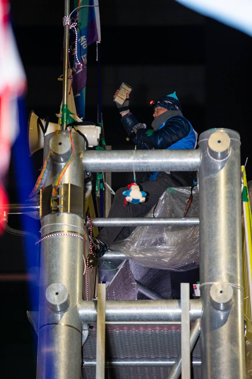 헌법재판소가 윤석열 마지막 탄핵변론을 마친 뒤 주말인 1일 오후 5시 제13차 범시민대행진이 서울 종로구 경복궁역 인근에서 진행됐다. 민주노총은 대회를 마친 뒤 명동 세종호텔 고공농성장까지 행진해 고진수 서비스연맹 세종호텔지부장 투쟁에 지지와 응원을 보내는 민주노총 서울본부 투쟁문화제에 결합했다. 사진=송승현