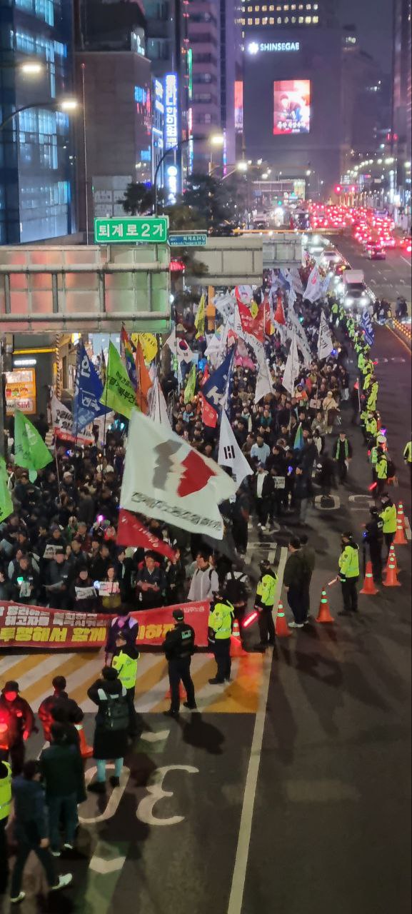 세종호텔 고공늉성장에서 바라본 민주노총 행진대오. 사진=고진수 세종호텔지부장