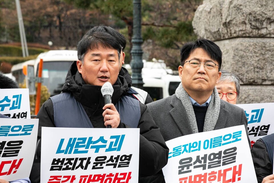 민주노총과 한국노총이 4일 헌법재판소에 신속히 윤석열을 파면해야 한다는 취지의 의견서를 제출했다. 양대노총은 이날 오후 2시 서울 종로구 헌법재판소 앞에서 기자회견을 열고 의견서를 제출한 취지를 설명했다. 발언하는 양경수 민주노총 위원장(사진 왼쪽)과 이호찬 언론노조 위원장.사진=송승현