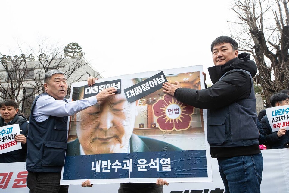 민주노총과 한국노총이 4일 헌법재판소에 신속히 윤석열을 파면해야 한다는 취지의 의견서를 제출했다. 양대노총은 이날 오후 2시 서울 종로구 헌법재판소 앞에서 기자회견을 열고 의견서를 제출한 취지를 설명했다. 사진=송승현
