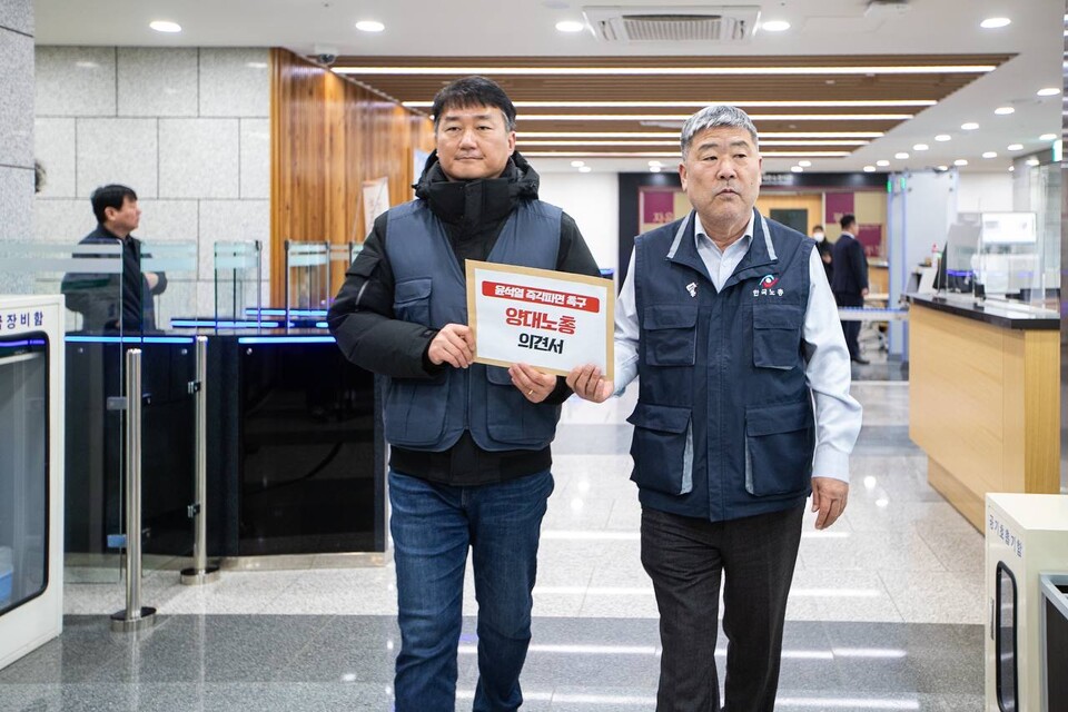 민주노총과 한국노총이 4일 헌법재판소에 신속히 윤석열을 파면해야 한다는 취지의 의견서를 제출했다. 양대노총은 이날 오후 2시 서울 종로구 헌법재판소 앞에서 기자회견을 열고 의견서를 제출한 취지를 설명했다. 사진=송승현