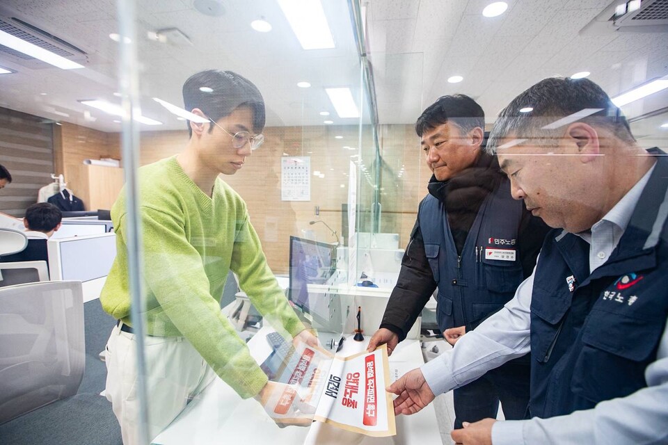 민주노총과 한국노총이 4일 헌법재판소에 신속히 윤석열을 파면해야 한다는 취지의 의견서를 제출했다. 양대노총은 이날 오후 2시 서울 종로구 헌법재판소 앞에서 기자회견을 열고 의견서를 제출한 취지를 설명했다. 사진=송승현