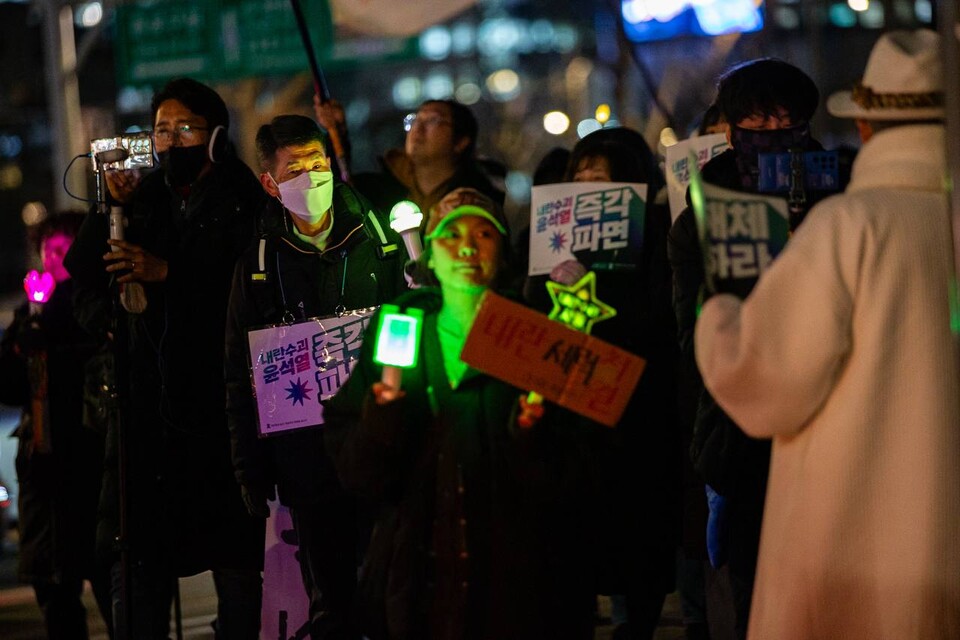 윤석열즉각퇴진・사회대개혁 비상행동이 5일 오후 7시30분 서울 광화문 동십자각을 출발해 국가인권위원회까지 걷는 ‘윤석열 파면 촉구! 빛과 바람의 행진’ 야간산책을 진행했다. 사진=송승현