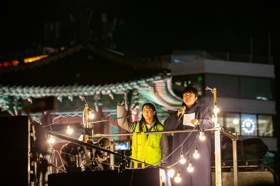 윤석열즉각퇴진・사회대개혁 비상행동이 5일 오후 7시30분 서울 광화문 동십자각을 출발해 국가인권위원회까지 걷는 ‘윤석열 파면 촉구! 빛과 바람의 행진’ 야간산책을 진행했다. 사진=송승현