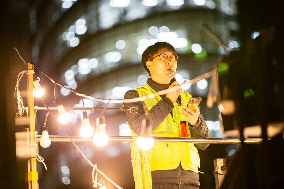 윤석열즉각퇴진・사회대개혁 비상행동이 5일 오후 7시30분 서울 광화문 동십자각을 출발해 국가인권위원회까지 걷는 ‘윤석열 파면 촉구! 빛과 바람의 행진’ 야간산책을 진행했다. 사진=송승현