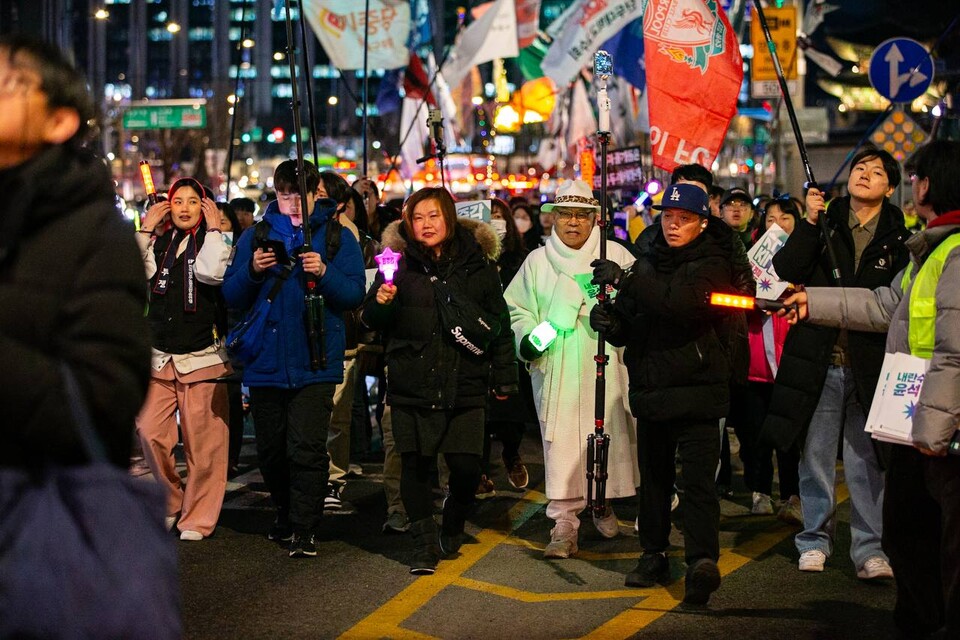 윤석열즉각퇴진・사회대개혁 비상행동이 5일 오후 7시30분 서울 광화문 동십자각을 출발해 국가인권위원회까지 걷는 ‘윤석열 파면 촉구! 빛과 바람의 행진’ 야간산책을 진행했다. 사진=송승현