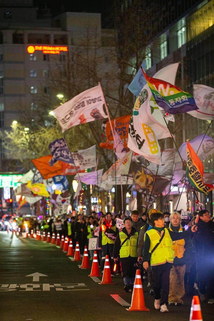 윤석열즉각퇴진・사회대개혁 비상행동이 5일 오후 7시30분 서울 광화문 동십자각을 출발해 국가인권위원회까지 걷는 ‘윤석열 파면 촉구! 빛과 바람의 행진’ 야간산책을 진행했다. 사진=송승현