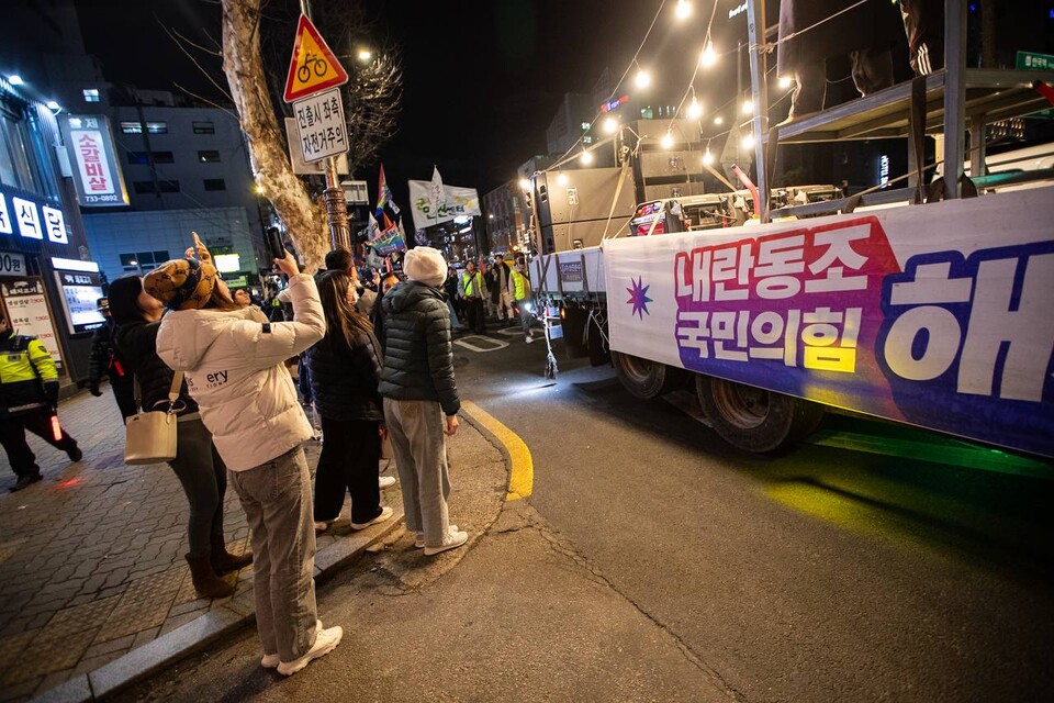 윤석열즉각퇴진・사회대개혁 비상행동이 5일 오후 7시30분 서울 광화문 동십자각을 출발해 국가인권위원회까지 걷는 ‘윤석열 파면 촉구! 빛과 바람의 행진’ 야간산책을 진행했다. 사진=송승현