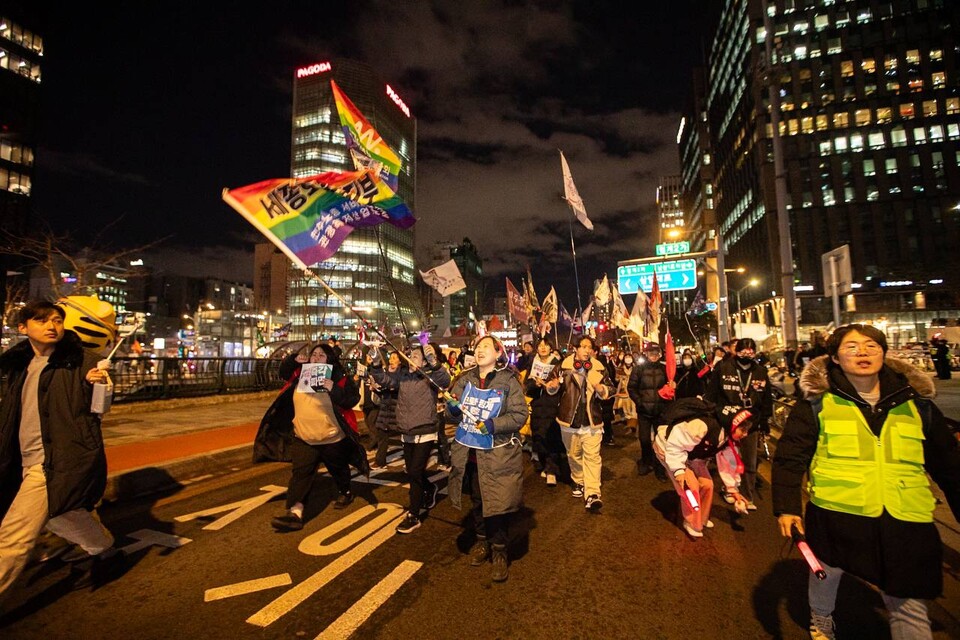 윤석열즉각퇴진・사회대개혁 비상행동이 5일 오후 7시30분 서울 광화문 동십자각을 출발해 국가인권위원회까지 걷는 ‘윤석열 파면 촉구! 빛과 바람의 행진’ 야간산책을 진행했다. 사진=송승현