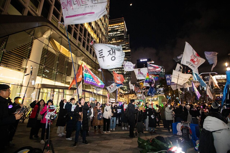 윤석열즉각퇴진・사회대개혁 비상행동이 5일 오후 7시30분 서울 광화문 동십자각을 출발해 국가인권위원회까지 걷는 ‘윤석열 파면 촉구! 빛과 바람의 행진’ 야간산책을 진행했다. 사진=송승현