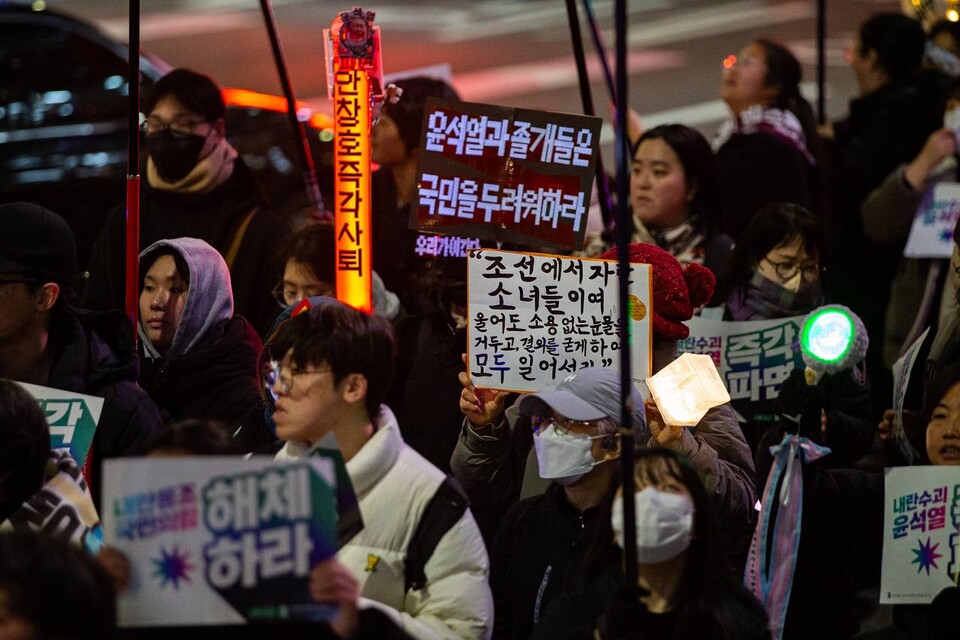윤석열즉각퇴진・사회대개혁 비상행동이 5일 오후 7시30분 서울 광화문 동십자각을 출발해 국가인권위원회까지 걷는 ‘윤석열 파면 촉구! 빛과 바람의 행진’ 야간산책을 진행했다. 사진=송승현