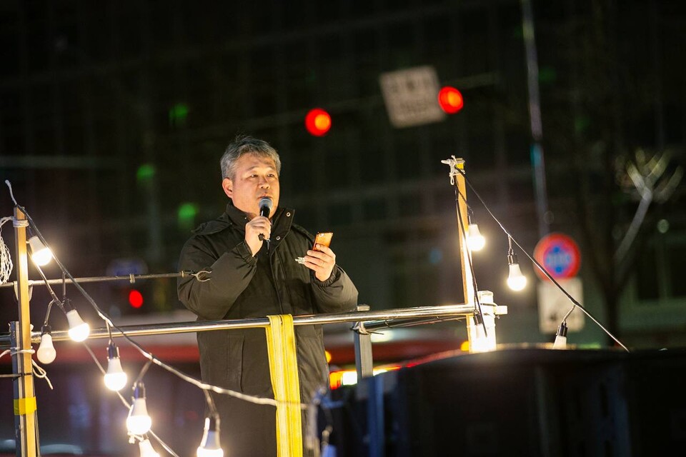 윤석열즉각퇴진・사회대개혁 비상행동이 5일 오후 7시30분 서울 광화문 동십자각을 출발해 국가인권위원회까지 걷는 ‘윤석열 파면 촉구! 빛과 바람의 행진’ 야간산책을 진행했다. 사진=송승현