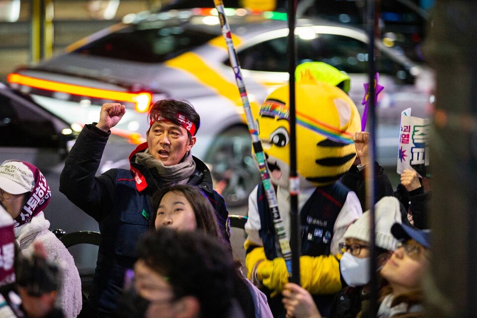 윤석열즉각퇴진・사회대개혁 비상행동이 5일 오후 7시30분 서울 광화문 동십자각을 출발해 국가인권위원회까지 걷는 ‘윤석열 파면 촉구! 빛과 바람의 행진’ 야간산책을 진행했다. 사진=송승현