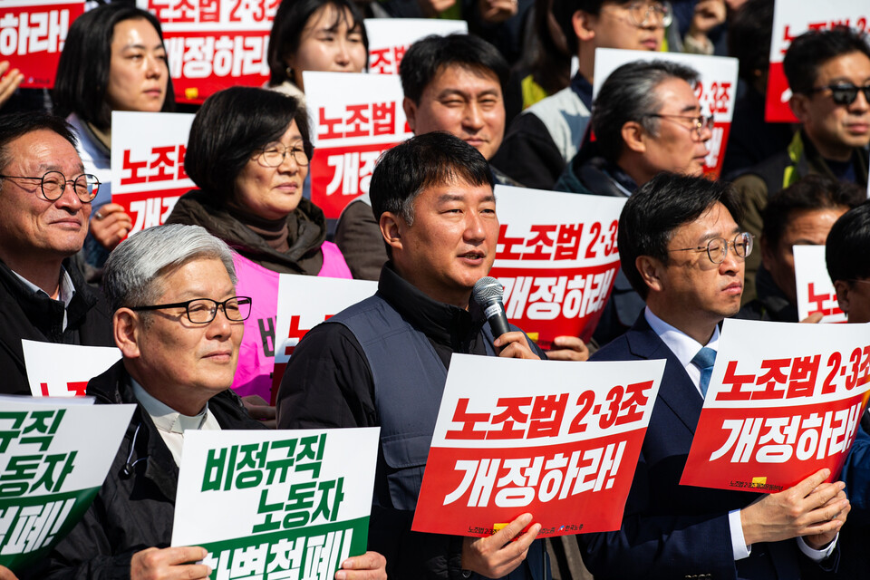 민주노총이 6일 오전 11시 서을 영등포구 여의도 국회의사당 본청 앞에서 야5당 및 노동・시민사회와 함께 대규모 기자회견을 열고 노조법 2·3조 개정안을 발의했다. 두 번에 걸친 윤석열의 거부권 이후 보다 진전된 내용으로 마련한 세 번째 발의다. 사진=송승현