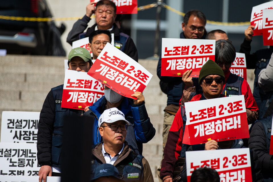 민주노총이 6일 오전 11시 서을 영등포구 여의도 국회의사당 본청 앞에서 야5당 및 노동・시민사회와 함께 대규모 기자회견을 열고 노조법 2·3조 개정안을 발의했다. 두 번에 걸친 윤석열의 거부권 이후 보다 진전된 내용으로 마련한 세 번째 발의다. 사진=송승현