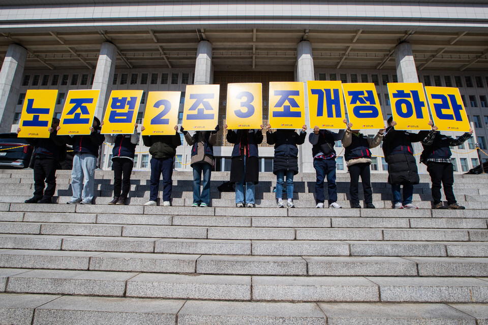 민주노총이 6일 오전 11시 서을 영등포구 여의도 국회의사당 본청 앞에서 야5당 및 노동・시민사회와 함께 대규모 기자회견을 열고 노조법 2·3조 개정안을 발의했다. 두 번에 걸친 윤석열의 거부권 이후 보다 진전된 내용으로 마련한 세 번째 발의다. 사진=송승현