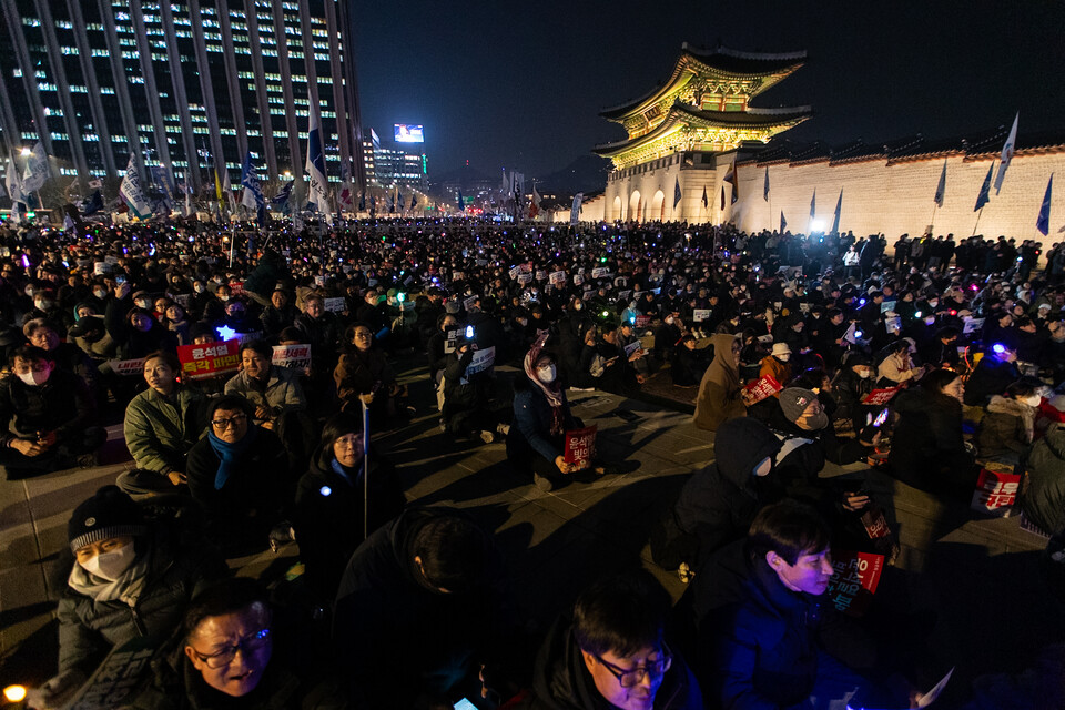 윤석열 석방에 따라 긴급행동에 돌입한 윤석열즉각퇴진・사회대개혁 비상행동이 10일 오후 7시 서울 종로구 광화문 동십자각 인근에서 집회를 열고 검찰의 항고포기를 규탄했다. 이날 광회문에 모인 시민들은 주최측 추산 연인원 12만 명이다. 사진=송승현