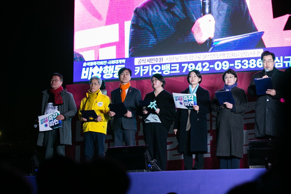 윤석열 석방에 따라 긴급행동에 돌입한 윤석열즉각퇴진・사회대개혁 비상행동이 10일 오후 7시 서울 종로구 광화문 동십자각 인근에서 집회를 열고 검찰의 항고포기를 규탄했다. 이날 광회문에 모인 시민들은 주최측 추산 연인원 12만 명이다. 사진=송승현