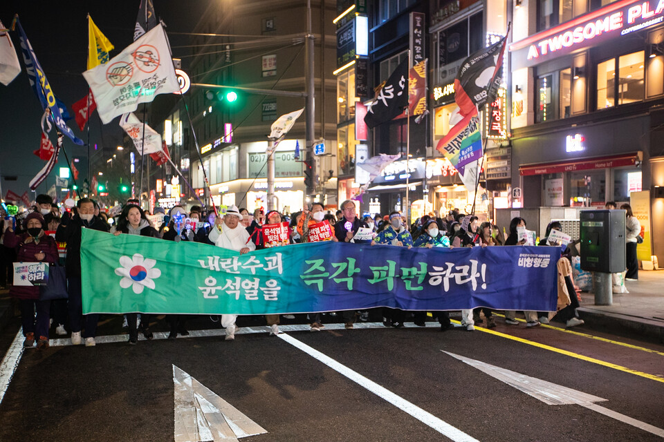 윤석열 석방에 따라 긴급행동에 돌입한 윤석열즉각퇴진・사회대개혁 비상행동이 10일 오후 7시 서울 종로구 광화문 동십자각 인근에서 집회를 열고 검찰의 항고포기를 규탄했다. 이날 광회문에 모인 시민들은 주최측 추산 연인원 12만 명이다. 사진=송승현