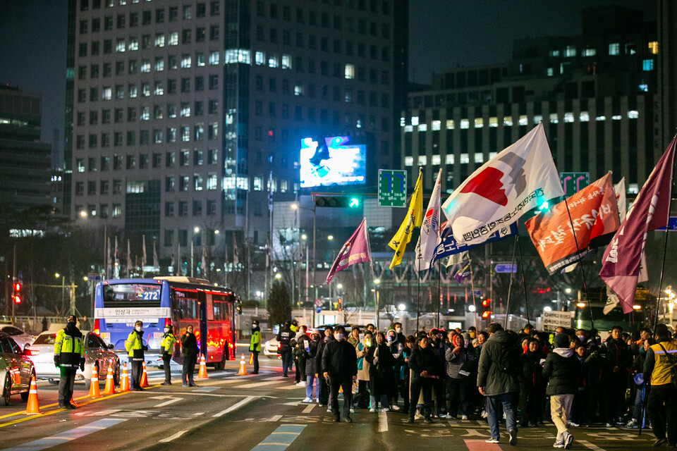 윤석열 석방에 따라 긴급행동에 돌입한 윤석열즉각퇴진・사회대개혁 비상행동이 10일 오후 7시 서울 종로구 광화문 동십자각 인근에서 집회를 열고 검찰의 항고포기를 규탄했다. 이날 광회문에 모인 시민들은 주최측 추산 연인원 12만 명이다. 사진=송승현
