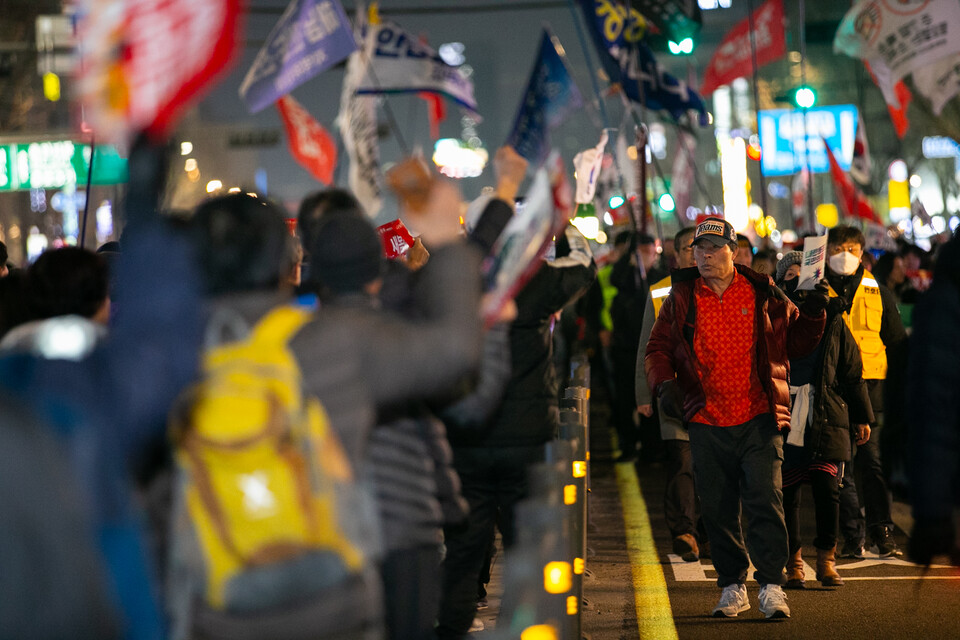 윤석열 석방에 따라 긴급행동에 돌입한 윤석열즉각퇴진・사회대개혁 비상행동이 10일 오후 7시 서울 종로구 광화문 동십자각 인근에서 집회를 열고 검찰의 항고포기를 규탄했다. 이날 광회문에 모인 시민들은 주최측 추산 연인원 12만 명이다. 사진=송승현