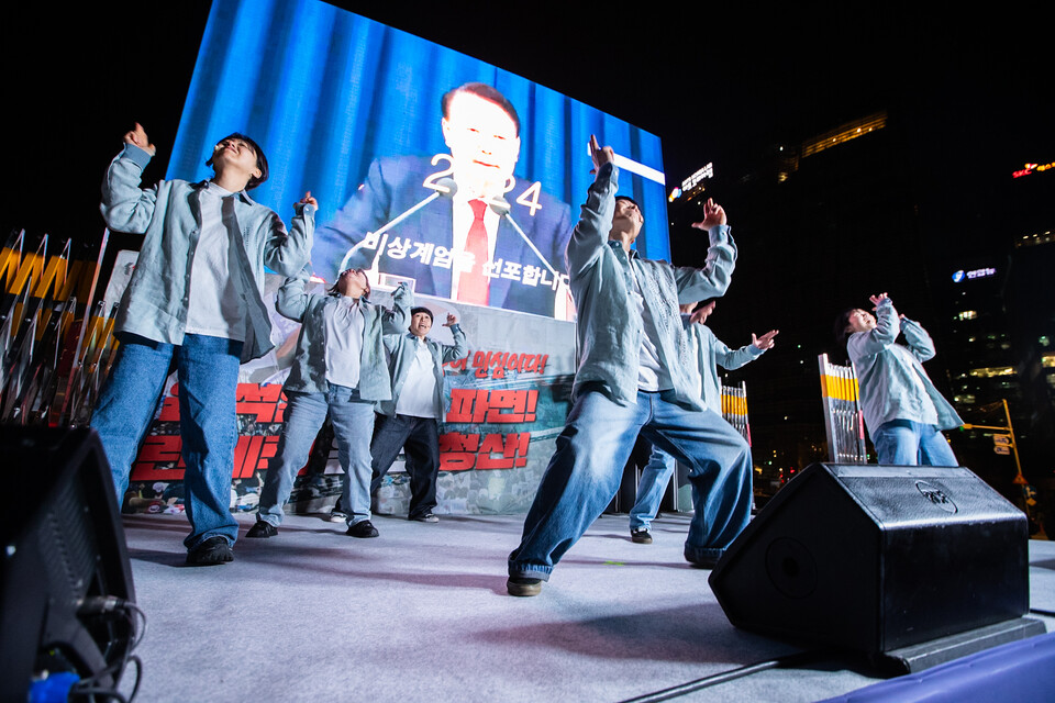 민주노총 전국단위사업장 대표자 3천여 명이 11일 오후 3시30분 서울 종로구 광화문 동십자각 인근에 모여 윤석열 즉각 파면을 요구하며 1박2일 노숙농성 긴급행동을 벌였다. 가자의 공연이 벌어졌다. 사진=송승현